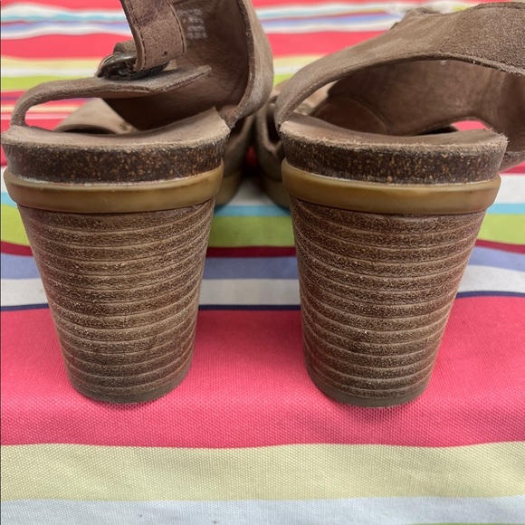 DANSKO DEANDRA HEELED SUEDE SHIMMER SANDALS EURO 40 (9.5-10) - Picture 13 of 13